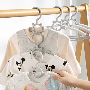 Verstellbare rutschfeste Kunststoffbügel für Kinderkleidung mit Katzenohr-Design