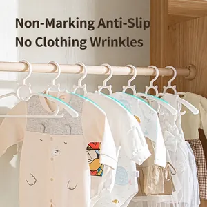 Rutschfeste weiße Kunststoff-Kinderkleiderbügel zur Aufbewahrung von Babykleidung im Schrank