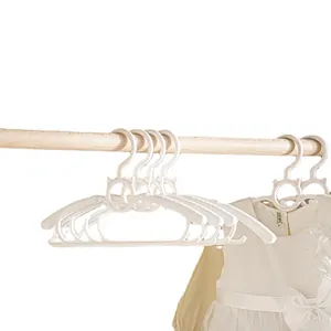 Weiße rutschfeste Kinderkleiderbügel aus Kunststoff für einen organisierten Schrank
