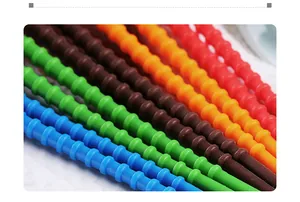 Vista macro di fascette colorate in silicone riutilizzabili per cavi flessibili