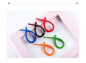 Cinque colori di fascette in silicone flessibile con trama seghettata e chiusura ad asola.