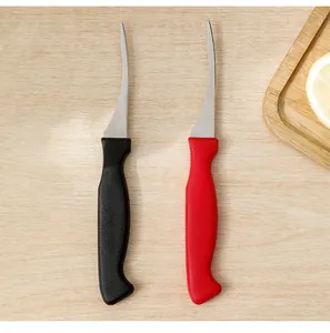 Due coltelli in acciaio inox per pulire gamberi con manici nero e rosso su tavolo legno.