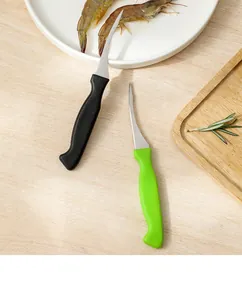 Dettaglio di coltelli per pulire gamberi in acciaio inox con manici colorati