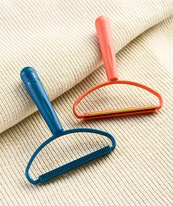 Dettaglio levapelucchi a doppia faccia con testine in rame e silicone su maglia