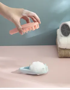 Vue détaillée de brosses de massage du cuir chevelu en silicone avec mousse pour le lavage.