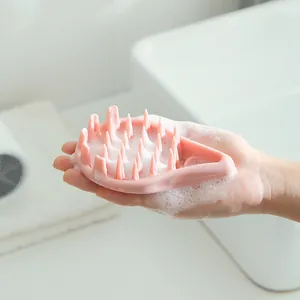 Brosse de massage du cuir chevelu en silicone rose avec mousse pour le shampooing