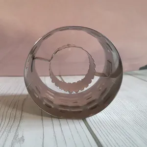 Detailweergave van de gekartelde binnenmessen van een roestvrijstalen maïsschiller.