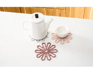 Primo piano di sottopentola colorati a forma di fiore su un piano di lavoro in cucina