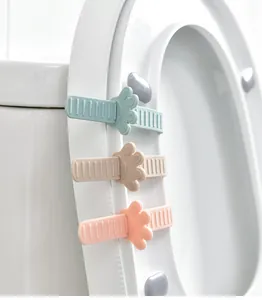 Detail van schattige kattenpoot toiletbrillifters in zachte pastelkleuren