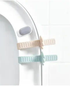 Detailopname van siliconen toiletbrillifters in roze en blauw met pootvormige greep.