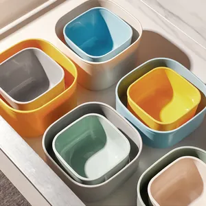 Stapelbare kleurrijke plastic voedselbewaarcontainers netjes georganiseerd in een keukenlade