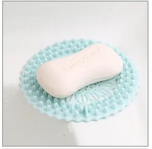 Detalle del filtro de silicona azul claro para el desagüe usado como jabonera en el lavabo.