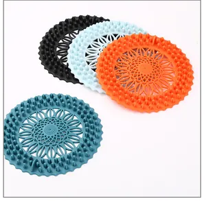 Detalle de los filtros de drenaje de silicona flexible en varios colores para fregadero