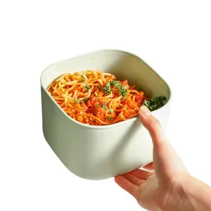 Minimalistische mintgroene plastic voedselcontainer voor een nette keukenorganisatie