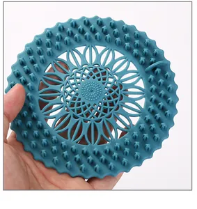 Mano mostrando un colador de fregadero de silicona azul con patrón de girasol y atrapapelos