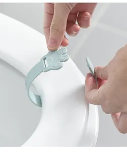 Gedetailleerde close-up van de installatie van een schattige siliconen toiletbrilhouder