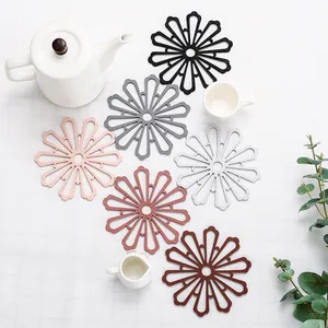 Tovaglietta Termoisolante in TPR a Forma di Fiore Cavo Creativo Giapponese Sottobicchiere Antiscivolo per Ciotola Piatto Pentola per Casa Cucina