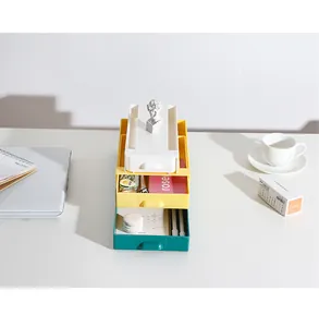 Vista detallata de cajones apilables de escritorio en colores blanco amarillo y verde