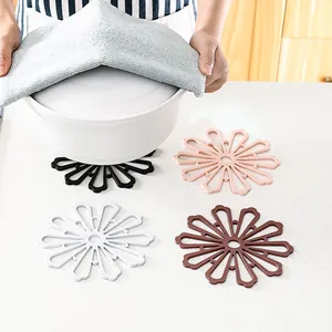 Sottopentola in silicone resistente al calore con design floreale per la cucina