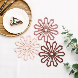 Set di 3 sottopentola decorativi in silicone per tavolo con design a fiori