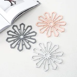 Set di tre tovagliette in silicone resistenti al calore a forma di fiore, vari colori neutri