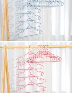 Detail van ruimtebesparende plastic hangers met cascadehaken voor kastorganisatie