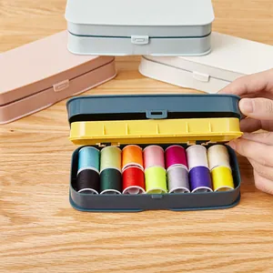 Minimalistisches tragbares Mini-Nähset mit bunten Fäden in kompaktem Etui
