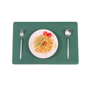 Tovaglietta premium nordica in pelle verde scuro con piatto di pasta e posate in argento