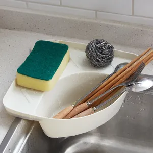 Scolapiatti triangolare da lavello in bianco con spugna e posate, ideale per organizzare.