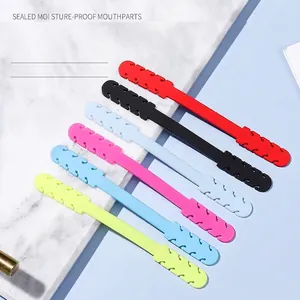Ganci estensori per maschera in silicone colorato per alleviare la pressione sulle orecchie