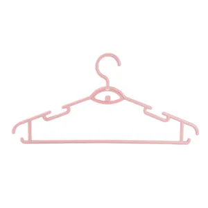Duurzame roze plastic kledinghanger voor volwassenen, voor zowel droge als natte wasgoed.