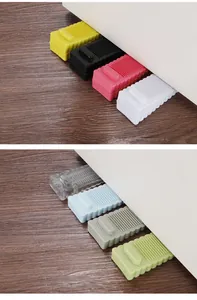 Vista dettagliata di fermaporte colorati in silicone PVC su pavimento in legno