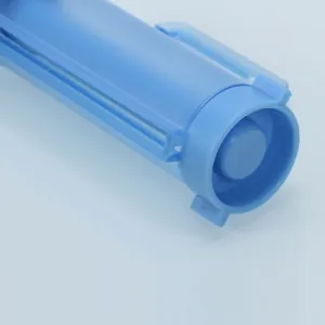 Primo piano della base meccanica dello spremi-dentifricio manuale in plastica blu.