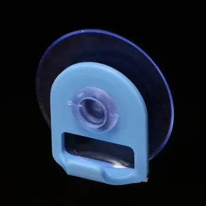 Dettaglio di uno spremi dentifricio con ventosa blu e gancio per l'uso in bagno
