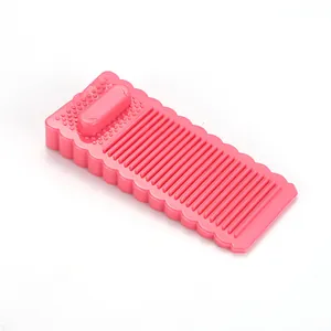 Fermaporta in silicone PVC rosa mostrato da un'angolazione di 45 gradi