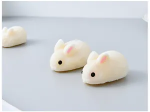 Detalle de pasteles de mousse con forma de conejo hechos con molde de silicona