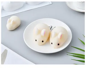 Detalle de pasteles de mousse de conejo blanco realistas hechos con un molde de silicona