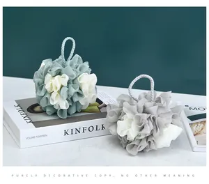 Vista dettagliata di grandi spugne da bagno bicolore su libri decorativi di design