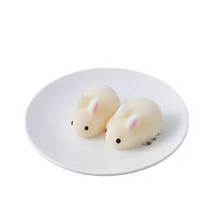 Dos lindos pasteles de mousse con forma de conejo en un plato de cerámica blanca