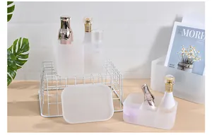 Detailansicht der mattierten Kunststoff-Schreibtisch-Organizer mit Fächern für Kosmetik
