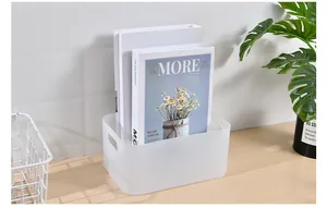 Frosted halbtransparente Kunststoffbox zur Organisation von Büchern auf dem Tisch