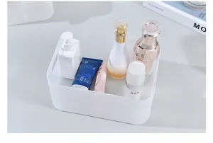 Nahaufnahme einer weißen, mattierten Kunststoffbox für Hautpflegekosmetik