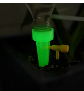 Gros plan d'un pic d'arrosage vert lumineux avec valve jaune réglable