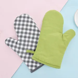Paire de gants de cuisine résistants en coton et lin, vert et motif à carreaux gris.