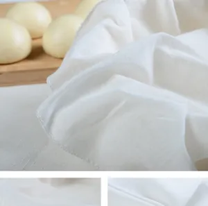 Gros plan sur la texture en gaze de coton respirante d'un linge de cuisson à la vapeur blanc