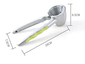 Trechtervormige notenkraker van zinklegering met afmetingen van 19cm lengte.
