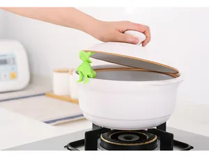 Petit bonhomme lève-couvercle en silicone vert empêchant le débordement