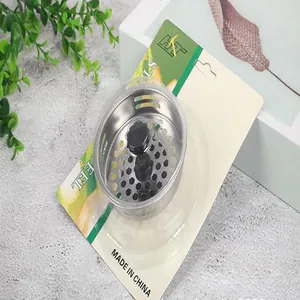 Detailansicht des Edelstahl-Spülbeckensiebs Abflussfilters in der Originalverpackung