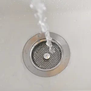 Edelstahl-Spülbeckensieb mit Wasserfluss zur Haarfänger-Funktion, 80-100 Zeichen