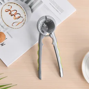 Professionele zinklegering trechter notenkraker voor walnoten op een houten tafel